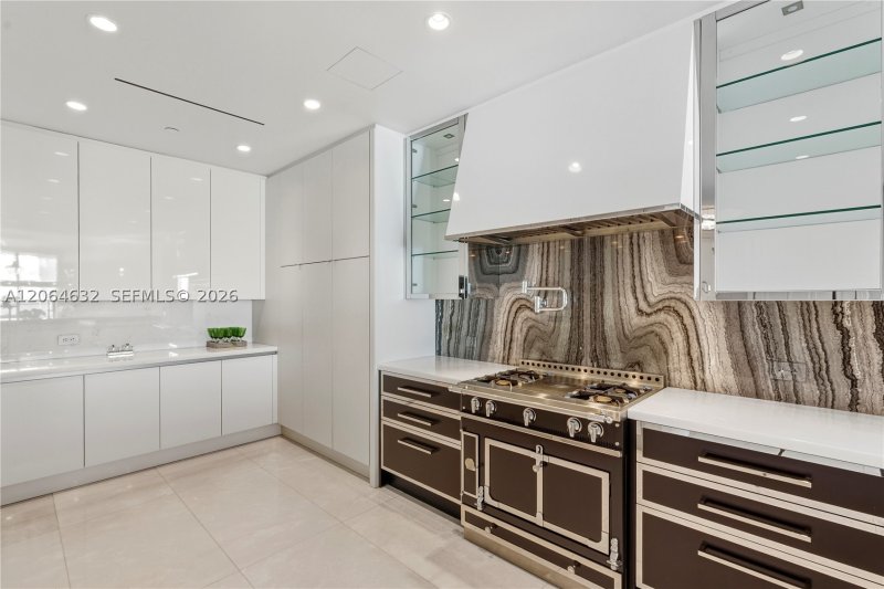 Comprar apartamento no The Estates at Acqualina 1803