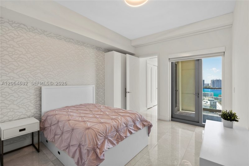 Comprar apartamento no The Estates at Acqualina 1803