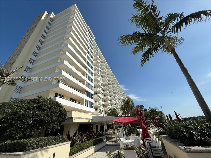 Comprar apartamento no 5600 Collins 16G