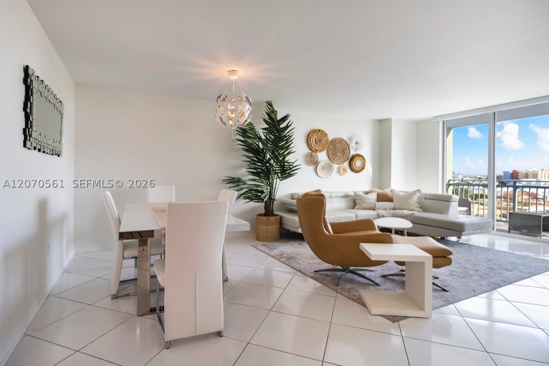 Comprar apartamento no Yacht Club at Portofino 1005