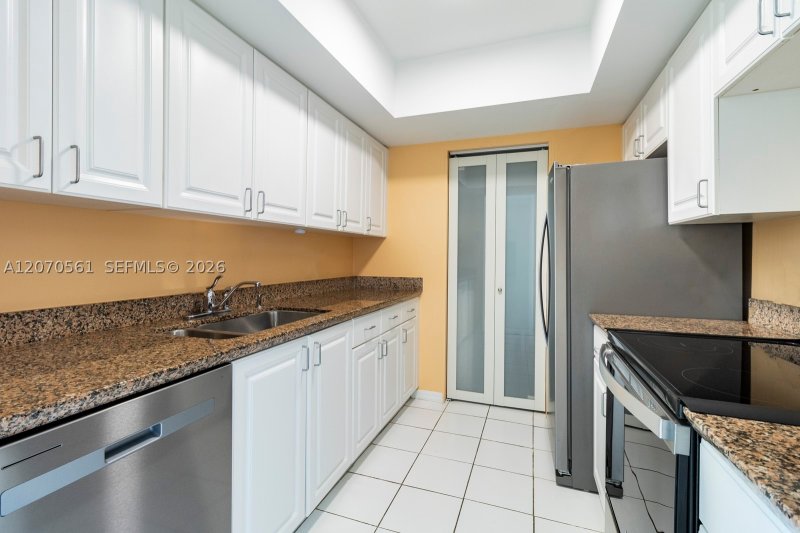 Comprar apartamento no Yacht Club at Portofino 1005