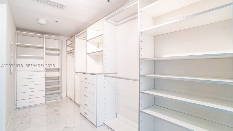Aluguel de apartamento no Mint at Riverfront 1803