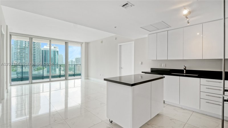 Aluguel de apartamento no Mint at Riverfront 1803