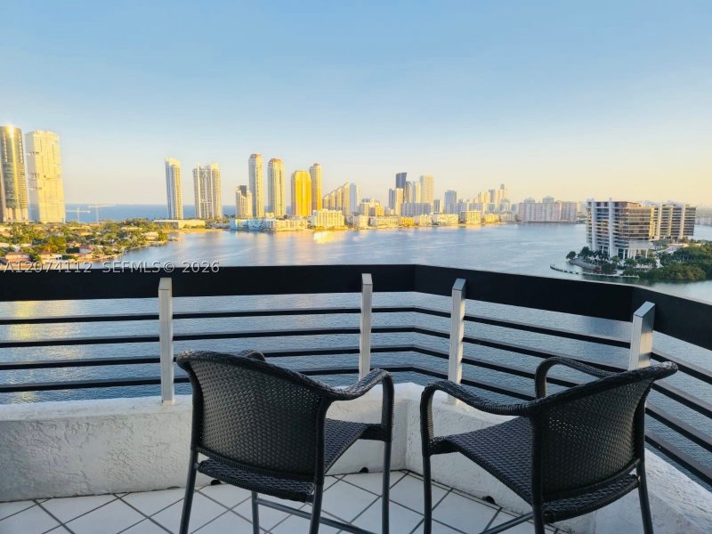 Alquiler de apartamento en Mystic Pointe 500 2215