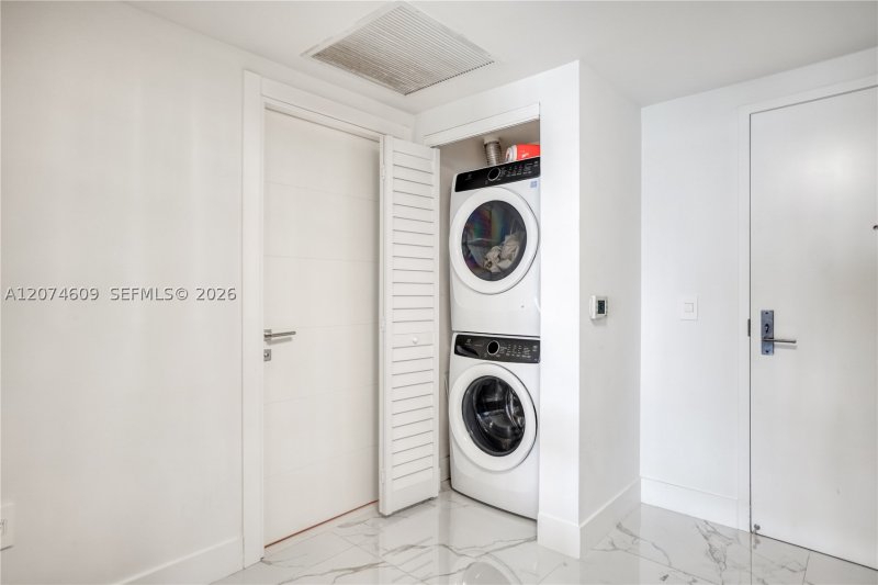 Aluguel de apartamento no Parque Towers at St. Tropez 5-906