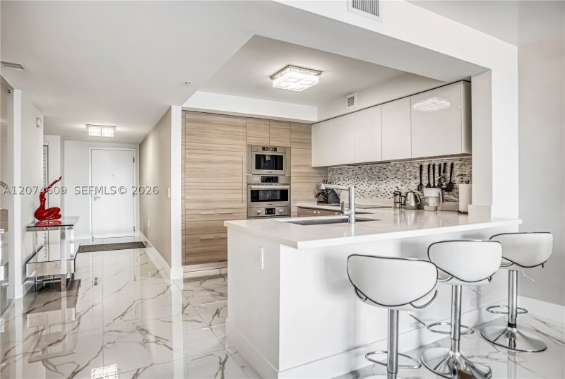 Aluguel de apartamento no Parque Towers at St. Tropez 5-906