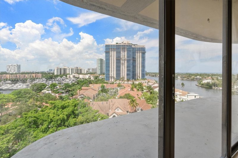 Condo for sale at Turnberry Towers 8B