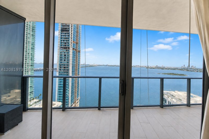 Aluguel de apartamento no Icon Bay 2806