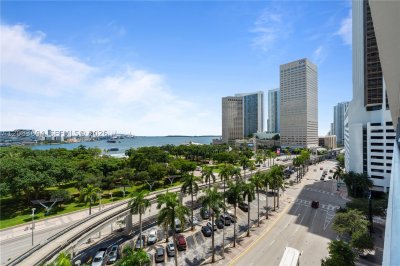50 Biscayne Apt #902
