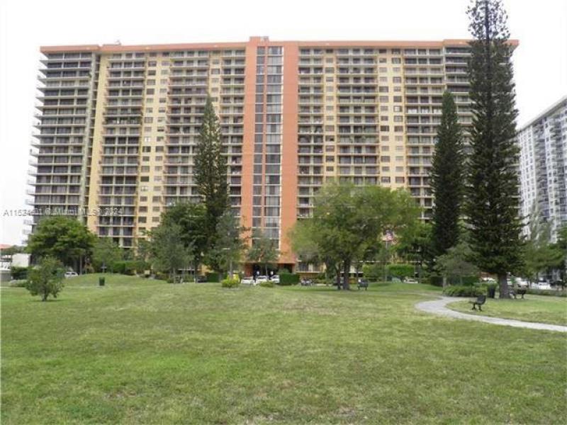 Condo for sale at Winston Towers 1809