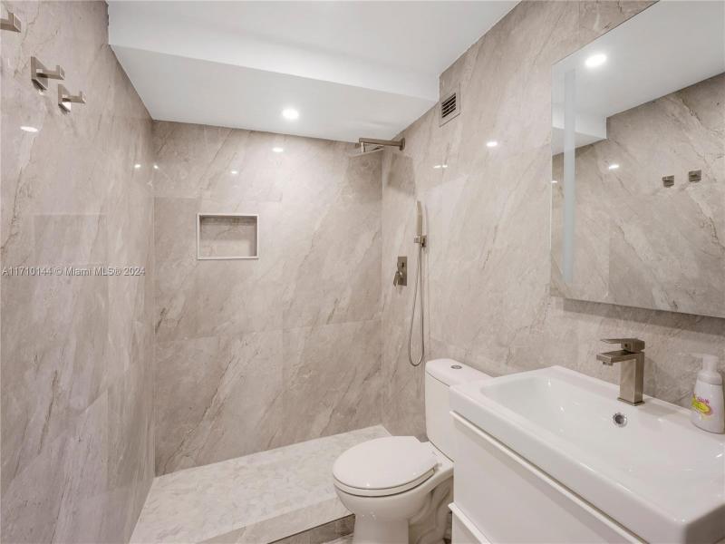 Condo for sale at Allington Towers 2F