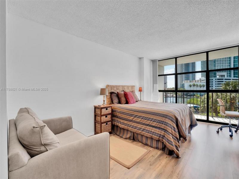Condo for sale at Towers of Oceanview South 422(+DEN)
