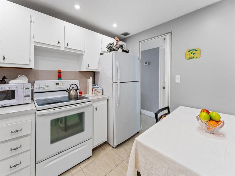 Condo for sale at Hallmark of Hollywood 1722