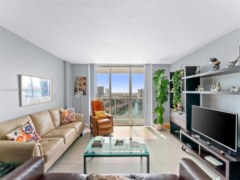 Condo for sale at Hallmark of Hollywood 1722