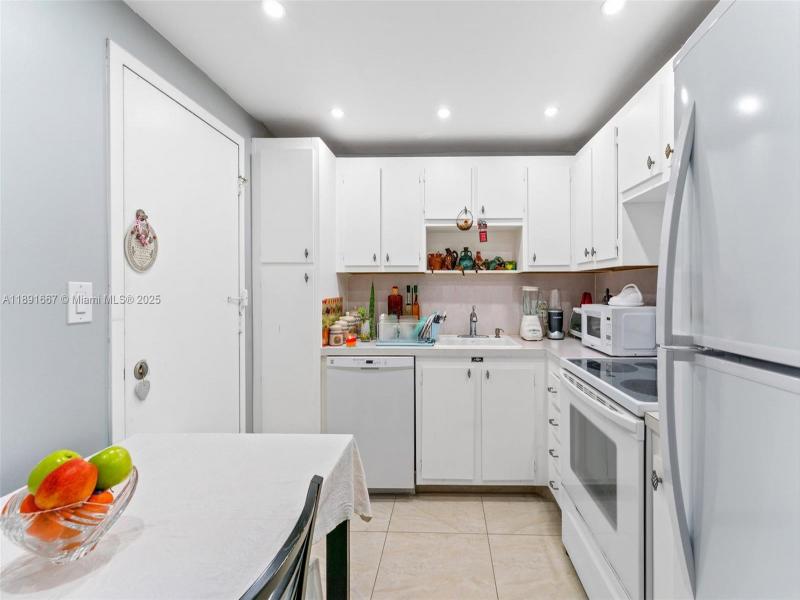 Condo for sale at Hallmark of Hollywood 1722