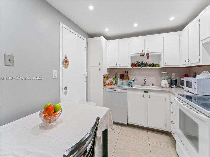 Condo for sale at Hallmark of Hollywood 1722