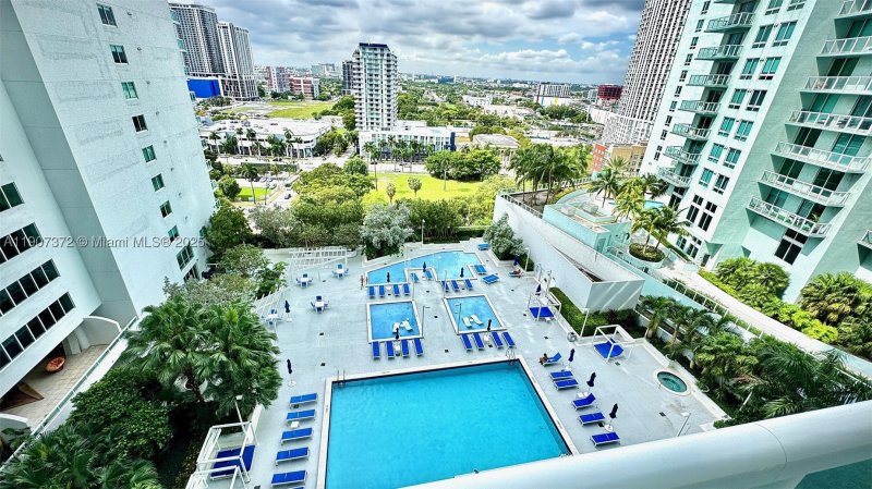 Condo for sale at 1800 Club 1906
