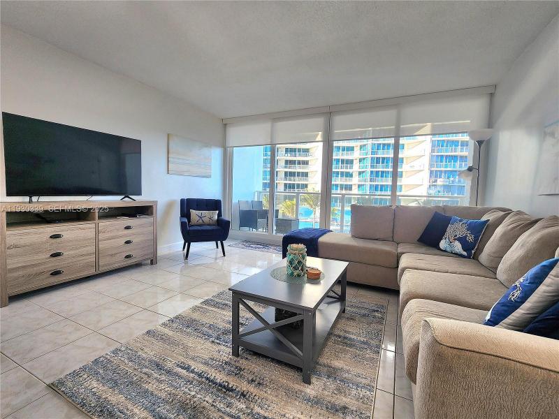 Condo for sale at Alexander Towers 508