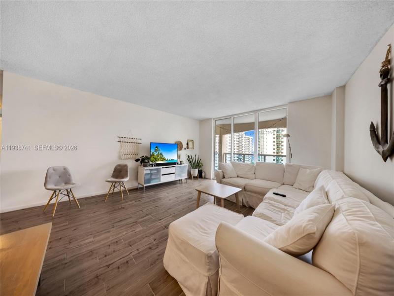 Condo for sale at Hallmark of Hollywood 817