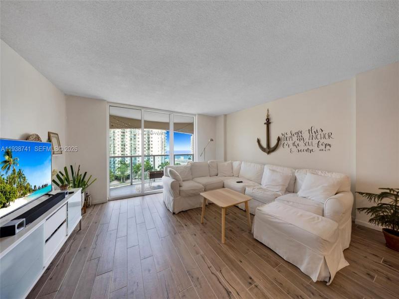 Condo for sale at Hallmark of Hollywood 817