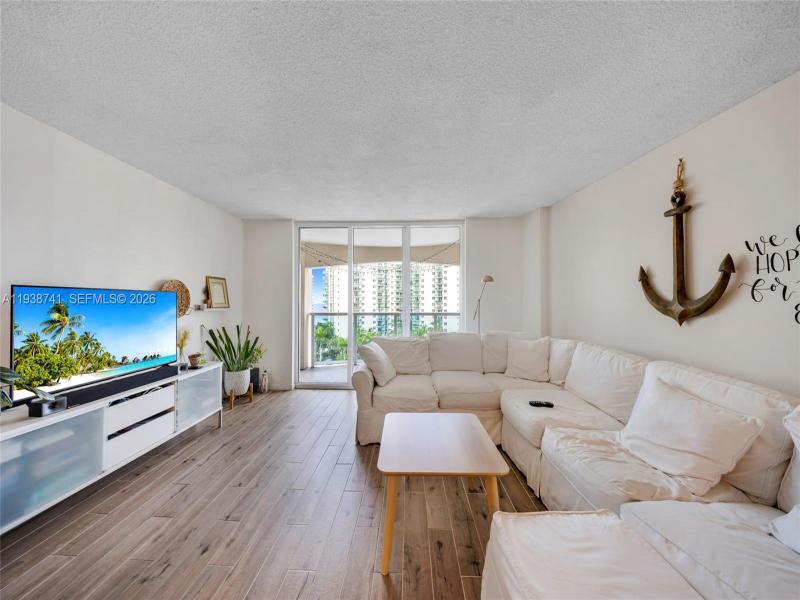 Condo for sale at Hallmark of Hollywood 817