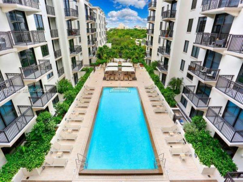 Comprar apartamento en Merrick Manor 701