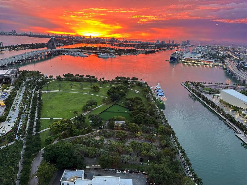 900 Biscayne Apt #3704