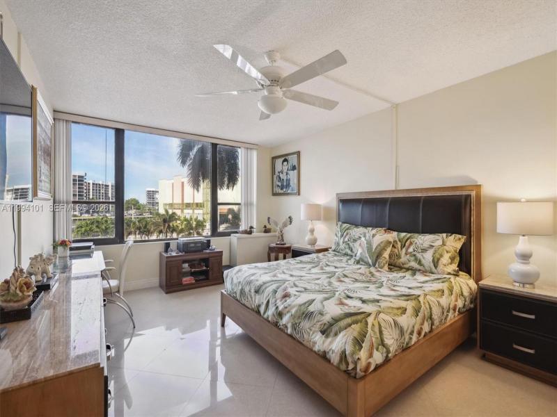 Condo for sale at Alexander Towers 201
