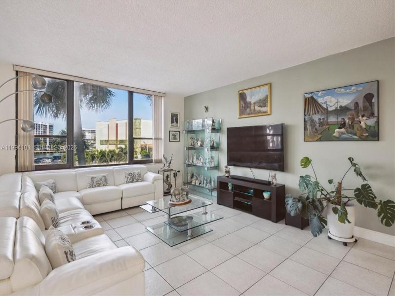 Condo for sale at Alexander Towers 201