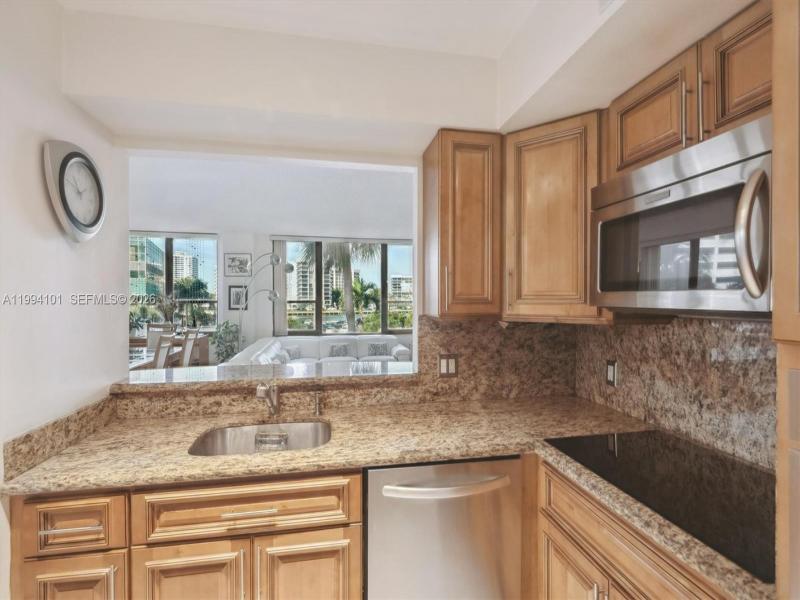 Condo for sale at Alexander Towers 201