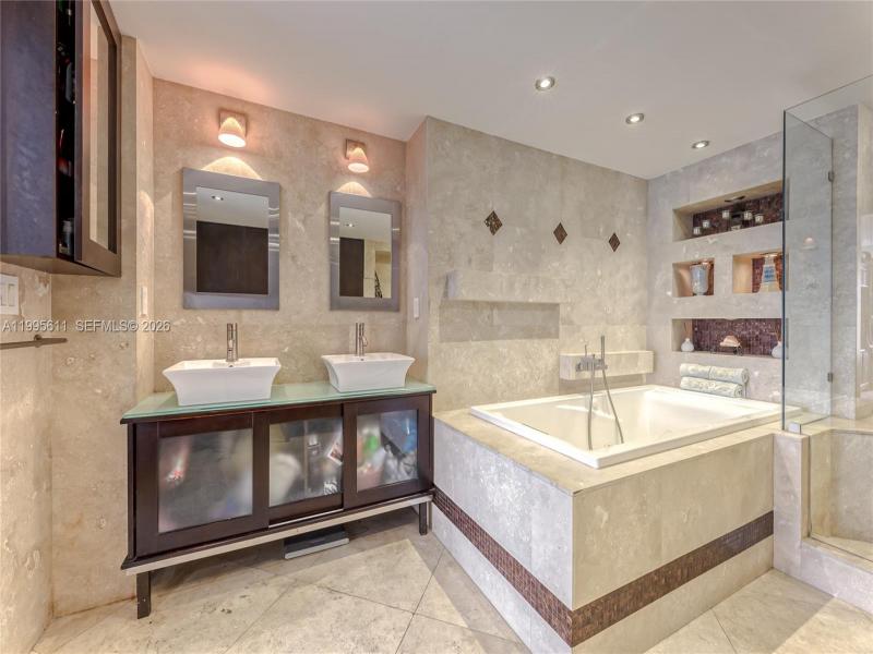 Condo for sale at Hallmark of Hollywood 1606
