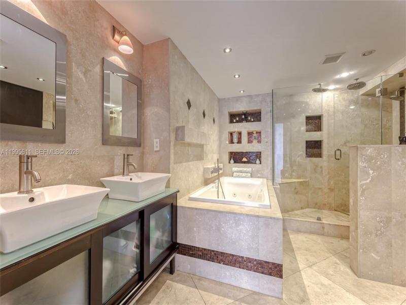 Condo for sale at Hallmark of Hollywood 1606