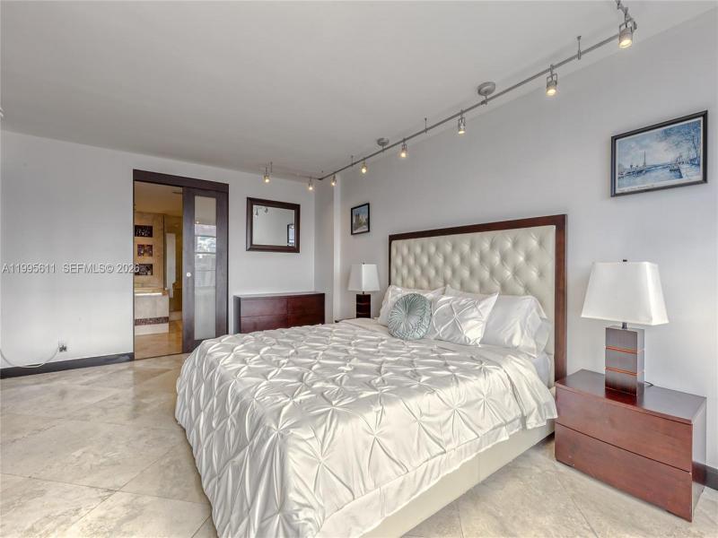 Condo for sale at Hallmark of Hollywood 1606