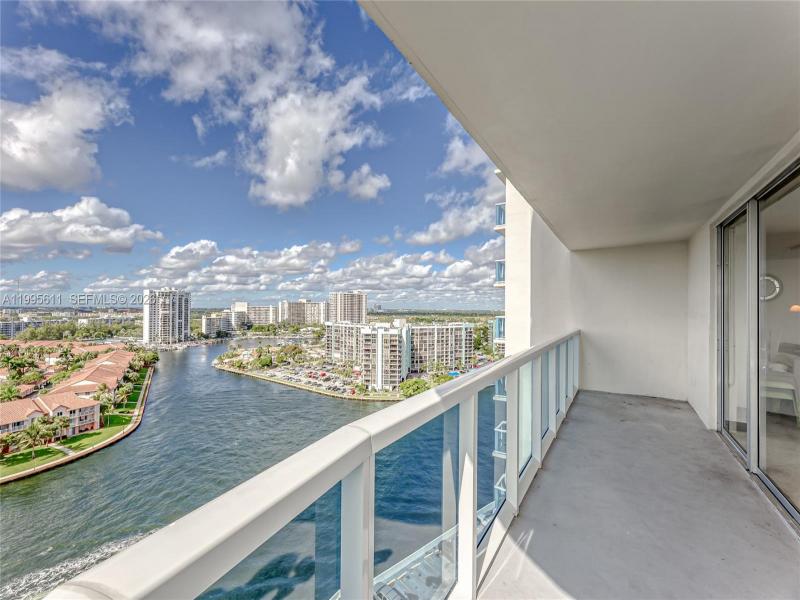 Condo for sale at Hallmark of Hollywood 1606