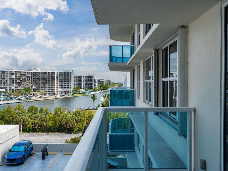 Condo for sale at Hallmark of Hollywood 522