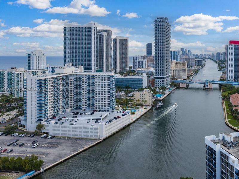Condo for sale at Hallmark of Hollywood 522