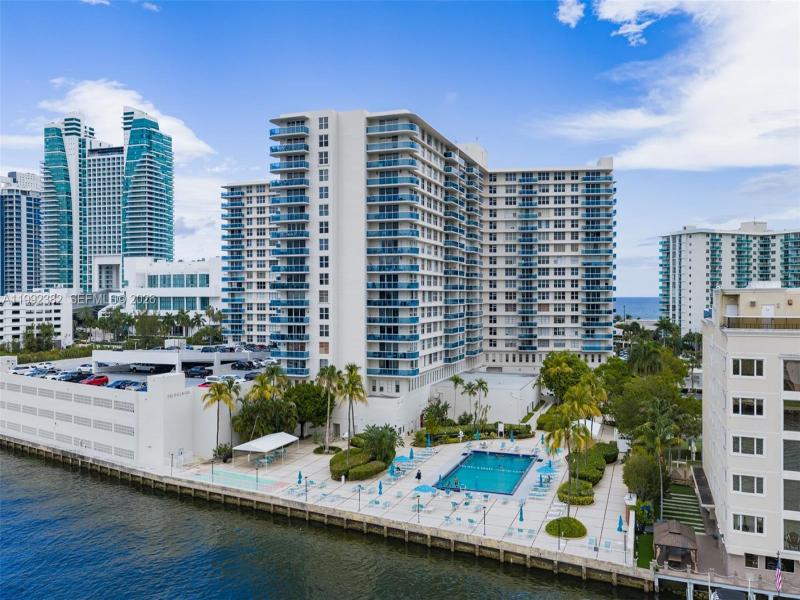 Condo for sale at Hallmark of Hollywood 522