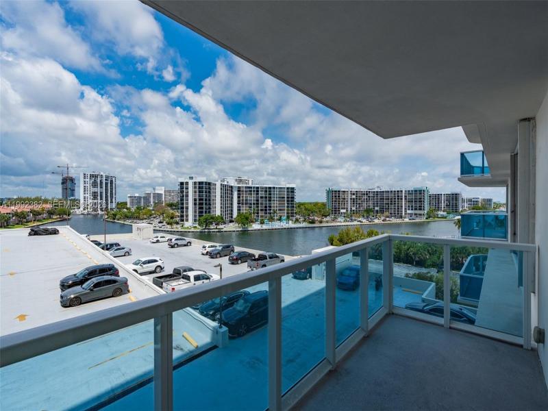 Condo for sale at Hallmark of Hollywood 522