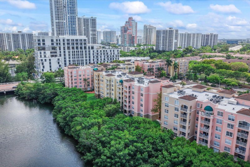 The Yacht Club at Aventura Apt #7505