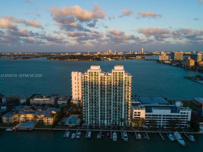 Comprar apartamento en Eloquence on the Bay 1604 + DEN