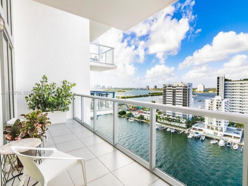 Comprar apartamento en Eloquence on the Bay 1604 + DEN