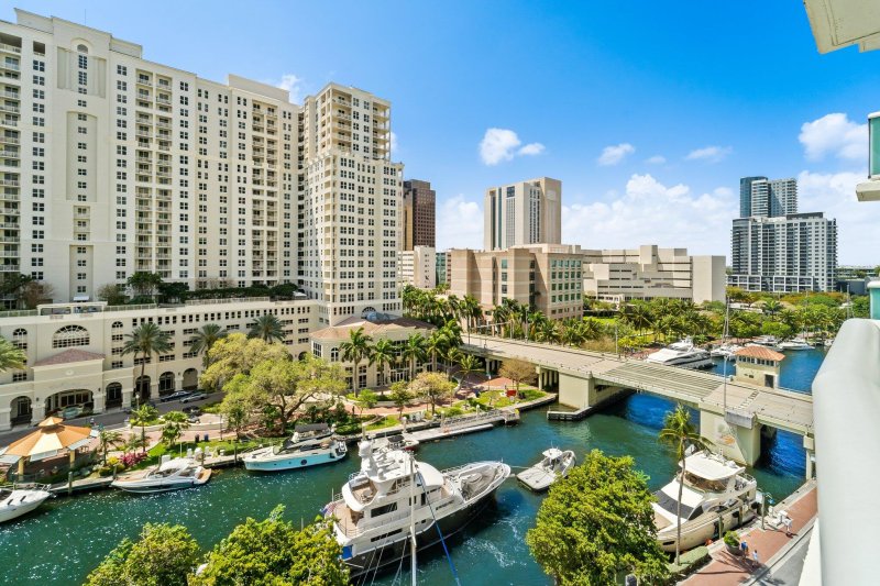 Condo for sale at Watergarden 1004