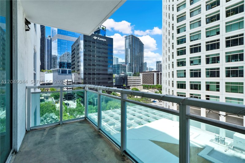 Condo for sale at The Plaza Tower I 802