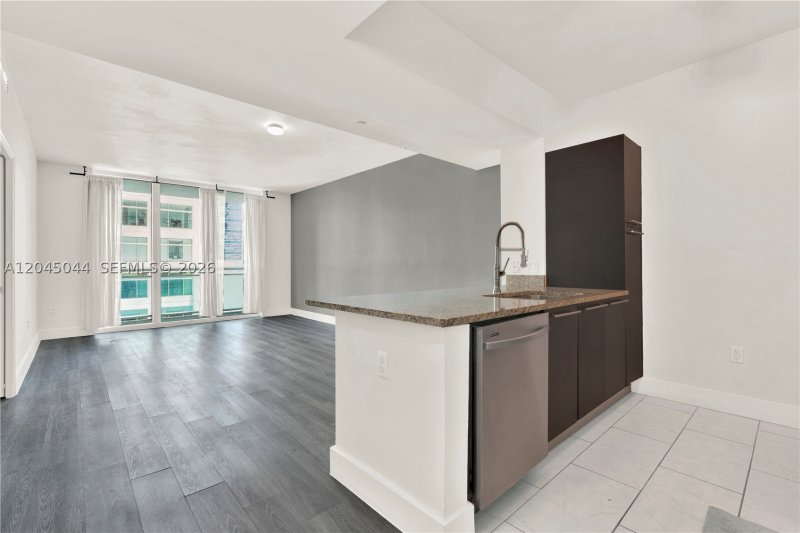 Condo for sale at The Plaza Tower I 802