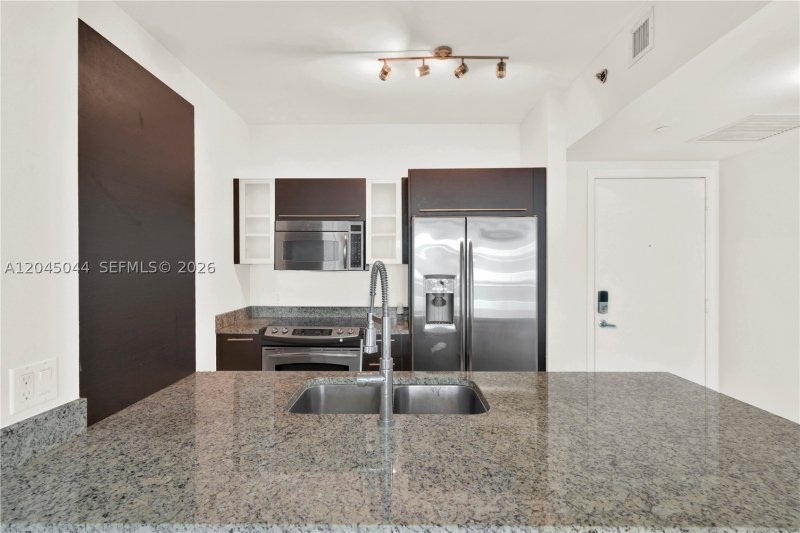 Condo for sale at The Plaza Tower I 802