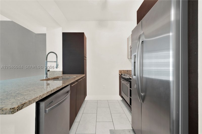 Condo for sale at The Plaza Tower I 802