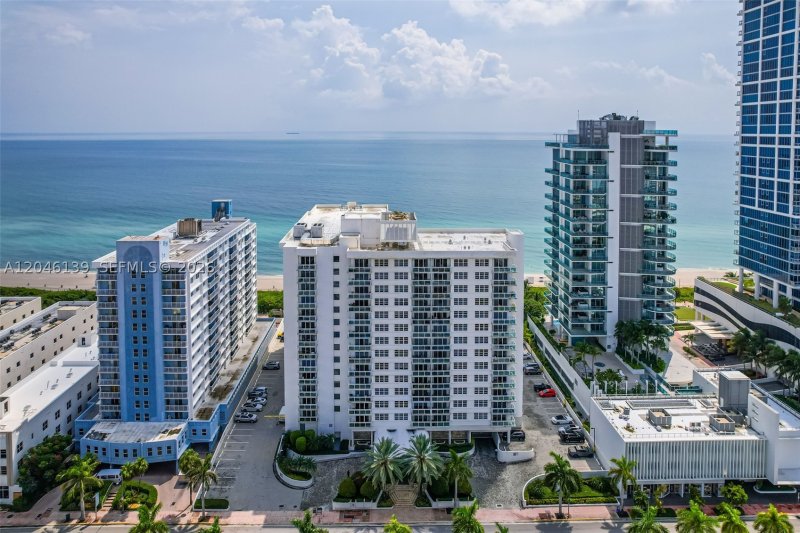 Comprar apartamento no The Collins Condo 404