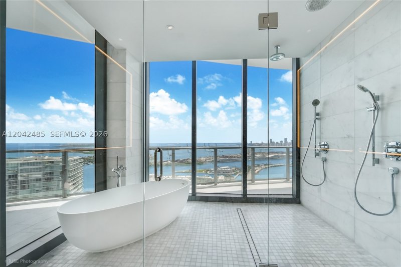 Comprar apartamento no Five Park Miami Beach 4401