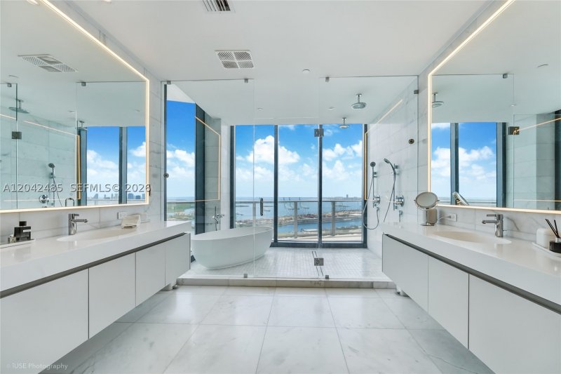 Comprar apartamento no Five Park Miami Beach 4401