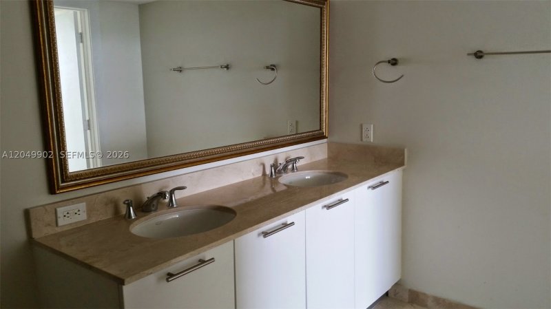 Apartment for rent at 1800 Club 3310